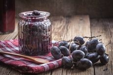 Bunches of ripe grapes suitable for making jelly or jam