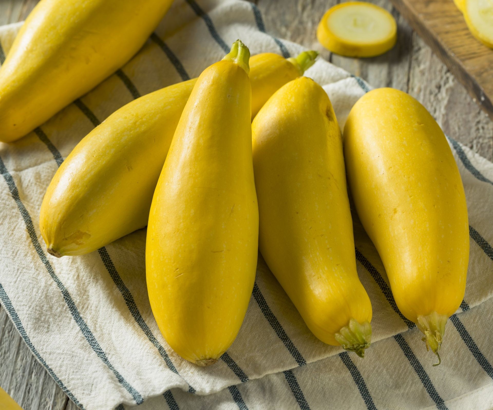 Group of yellow squash with and without curved necks